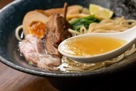 日本初100％ラム骨スープ、ラムの旨味が最大限に感じられる 至極の一杯、「ラム骨らぁ～麺専門店 らむね屋」が 2020年8月11日(火)新宿にオープン