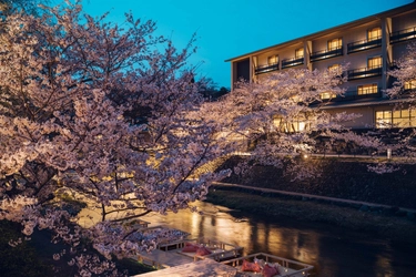 【界 長門】川床テラスの貸切り空間で桜スイーツ＆ドリンクを楽しむ「夜桜川床花見」開催｜期間：2022年3月26日～4月10日