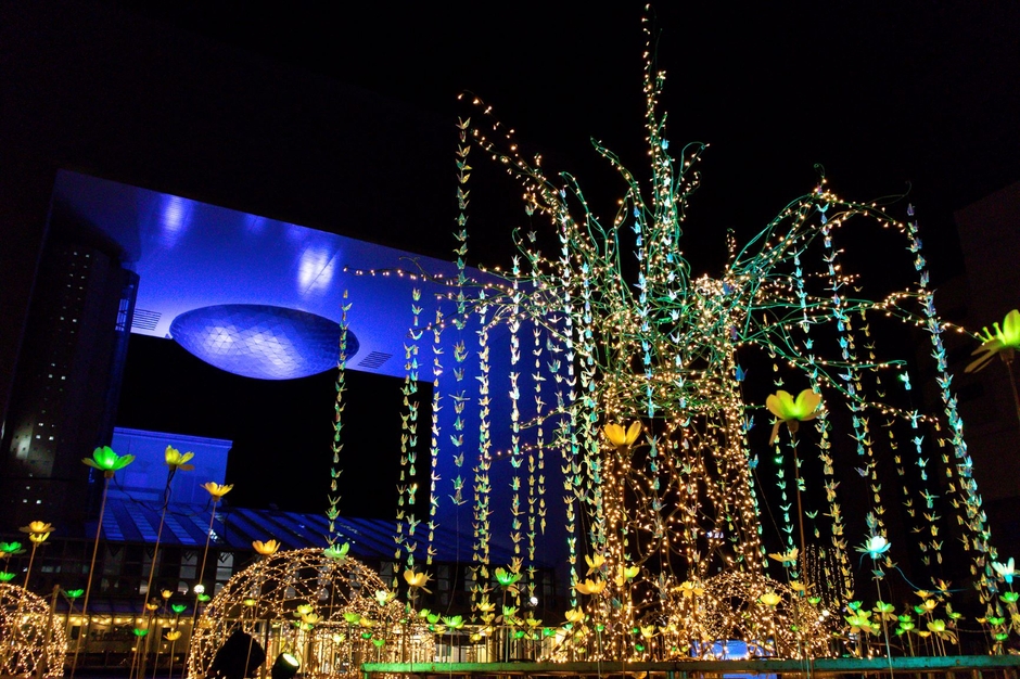 第21回（2020年）は、コロナ禍の中で「希望」を表現するため、市内全て小学6年生に光を反射して輝く「光の折り鶴」を折ってもらい、装飾に加えました。