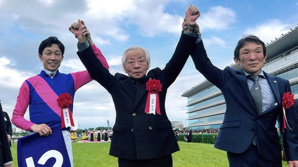 左から、武豊騎手、松本好雄オーナー、 石橋守調教師