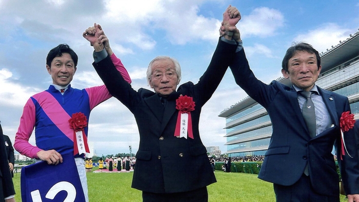 左から、武豊騎手、松本好雄オーナー、 石橋守調教師