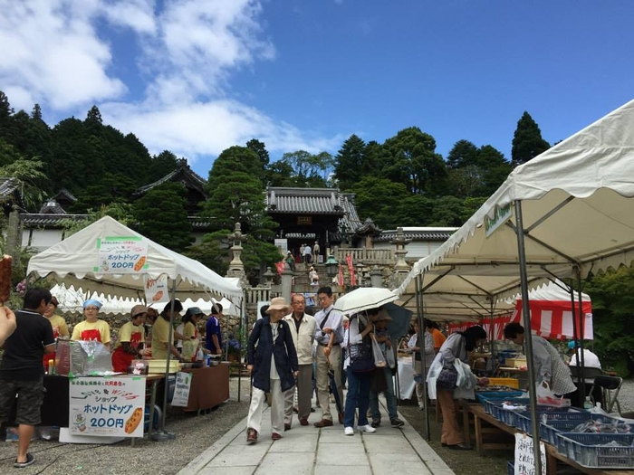 参道には飲食屋台などが並ぶ