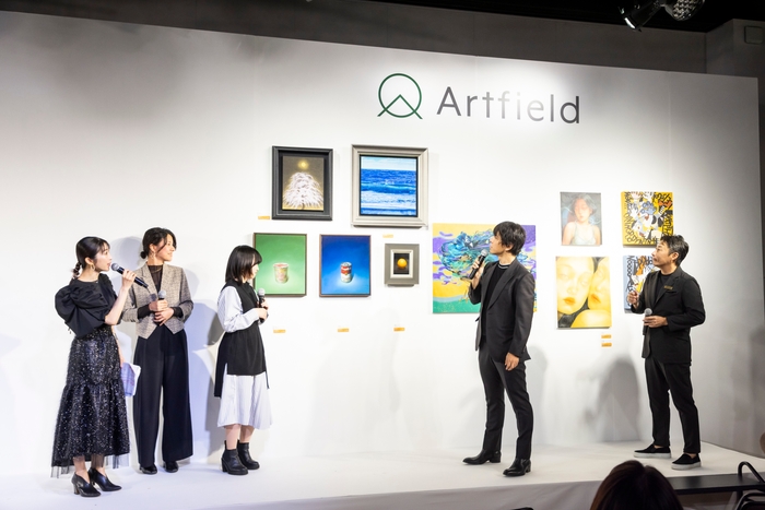 スペシャルゲストとして出品アーティストによるトークセッション(作品説明やダッチオークションに対する感想など)も開催。アーティストの想いを直接聞いた上でオークションに参加できる特別な時間となりました。 (左から司会 名越涼氏・作家 町田結香氏・岡崎実央氏・中島健太・当社取締役副社長 山村浩一)