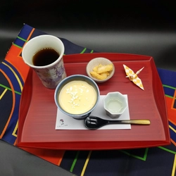 金沢・ひがし茶屋街のプリン専門店「金澤ぷりん本舗」より 地酒「福光屋」コラボの日本酒をかけて愉しむ 日本酒プリンを販売開始