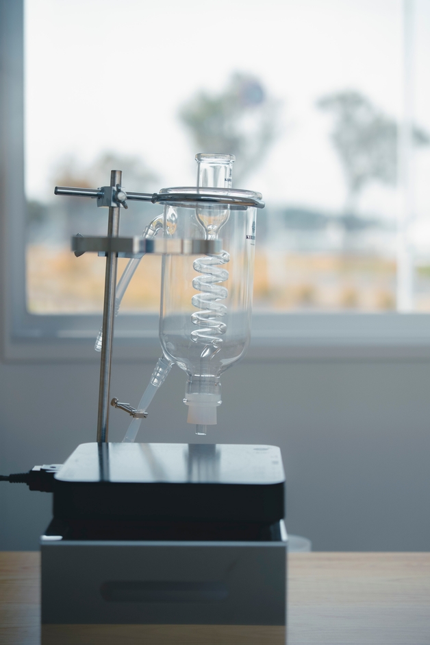 水上蒸留機で蒸留します