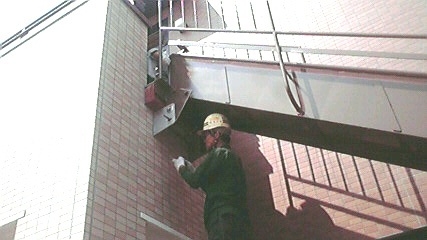 避難滑り台　施工中