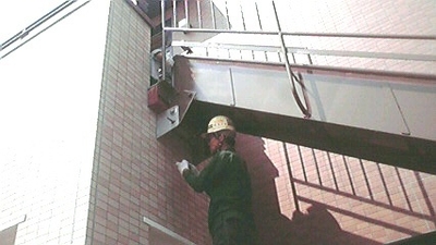 避難滑り台 施工中