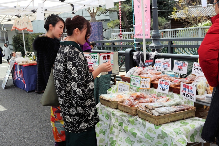 煎餅や佃煮などのうまいもん屋台