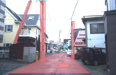 【走行画像：路面状況以外にも電柱などを読み取り可能】