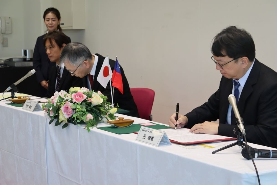 覚書に署名する両学長