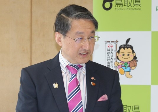 「この協定で、ともに歩む姿をつくっていければ」とあいさつする平井知事