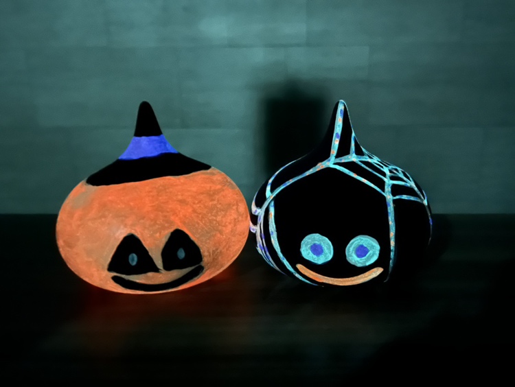 芸術の秋が来た！夜に輝くオリジナルスライムを作り出せ！ スライム色塗り体験「秋限定！光るスライムのきらめきクラフト」 いよいよ明日10月12日（土）より開催