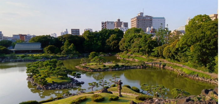 シイ、クス、エノキ、イチョウ、タブなど耐火性の高い樹木に囲われた清澄庭園