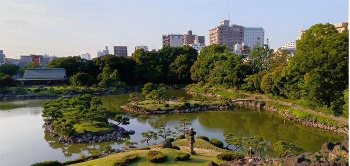 シイ、クス、エノキ、イチョウ、タブなど耐火性の高い樹木に囲われた清澄庭園