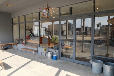大きなガラス窓で入りやすい雰囲気のお店。表には腰かけられるベンチも。