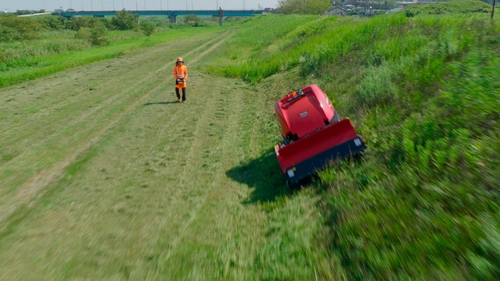 ハンドガイドとラジコンの一台二役で現場の課題を解決する ラジコンハンマナイフモア『ZHM1550RR-RC』新発売！