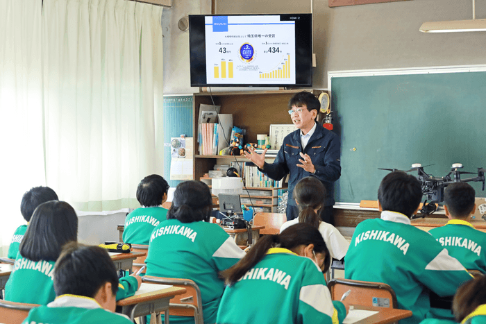 中学校にて講演をしている様子