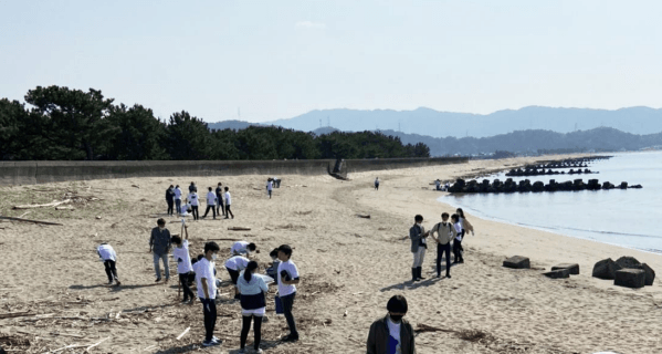 昨年10月に実施した海洋プラスチックごみ調査の様子