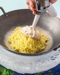 仕上げはエスプーマのふんわり醤油風味タレで 夏の暑さも吹っ飛ぶ　驚きの冷たさ「氷・冷麺」 中国料理「香虎(シャンフウ)」にて  2017年6月1日（木）より夏季限定販売