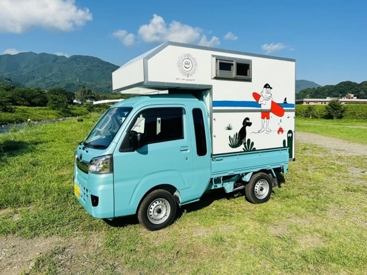 軽トラキャンピングカー専門店の『トラベルハウス茅ヶ崎店』が OPENを記念して初めてのイベントを8月6日～7日で実施　 地元出身デザイナーRYU AMBEがペイントした特別車両を展示
