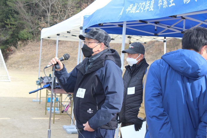 開会式であいさつする半田山寿会の皆木会長