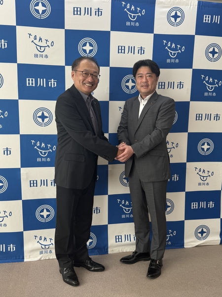 村上 卓哉 市長（右）とワイエスフード㈱　高田社長