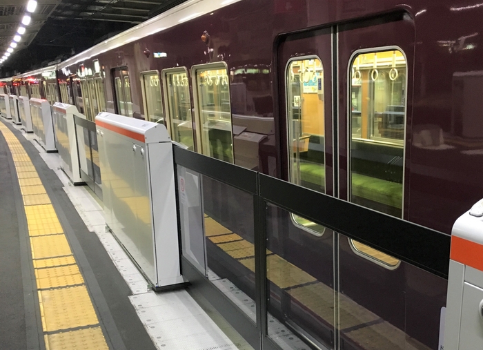 可動式ホーム柵(十三駅4号線)