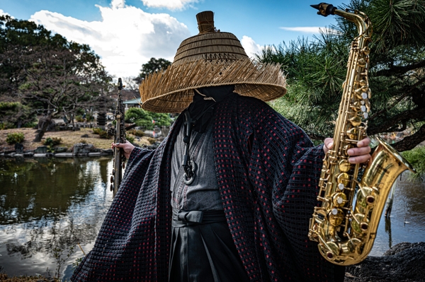 姿を隠し音で語る——サックス侍