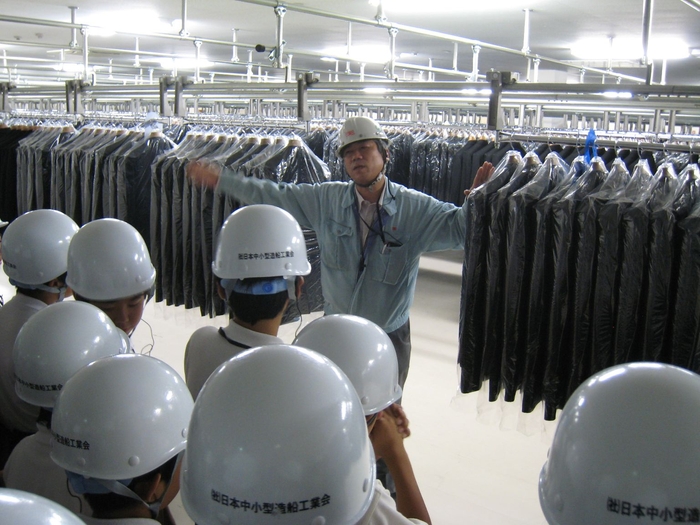 「スーツを畳まないでハンガーに吊るしたまま、保管するのはなぜ?」と質問しています