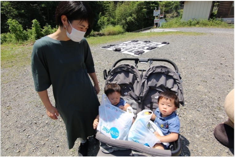 商品お渡しの様子 2