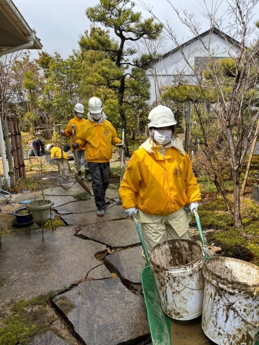 個人宅での土砂の掻き出し作業