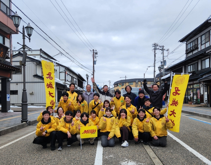 つごもり大市に参加した学生ら