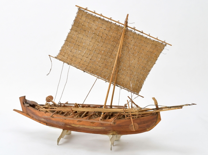 Photo.14 捕鯨船プレダン 1/10模型 (船大工手製) レンバタ島ラマレラ村 高さ1,030×長さ830 ×奥行き330mm 木・ゲバンヤシ・木綿・軟鉄 1980年頃