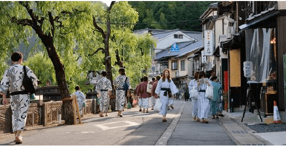浴衣でそぞろ歩く観光客