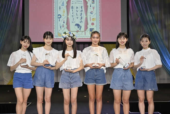 (左から)特別賞 井上実保奈(イノウエ ミオナ) 、準グランプリ 横田真子(ヨコタ マコ)、 グランプリ 堀川梨子(ホリカワ リコ) 、準グランプリ マクレラン佳来(マクレラン カーラ)、 特別賞 中嶋悠奈(ナカジマ ユナ)、 特別賞 月山鈴音(ツキヤマ リオン)