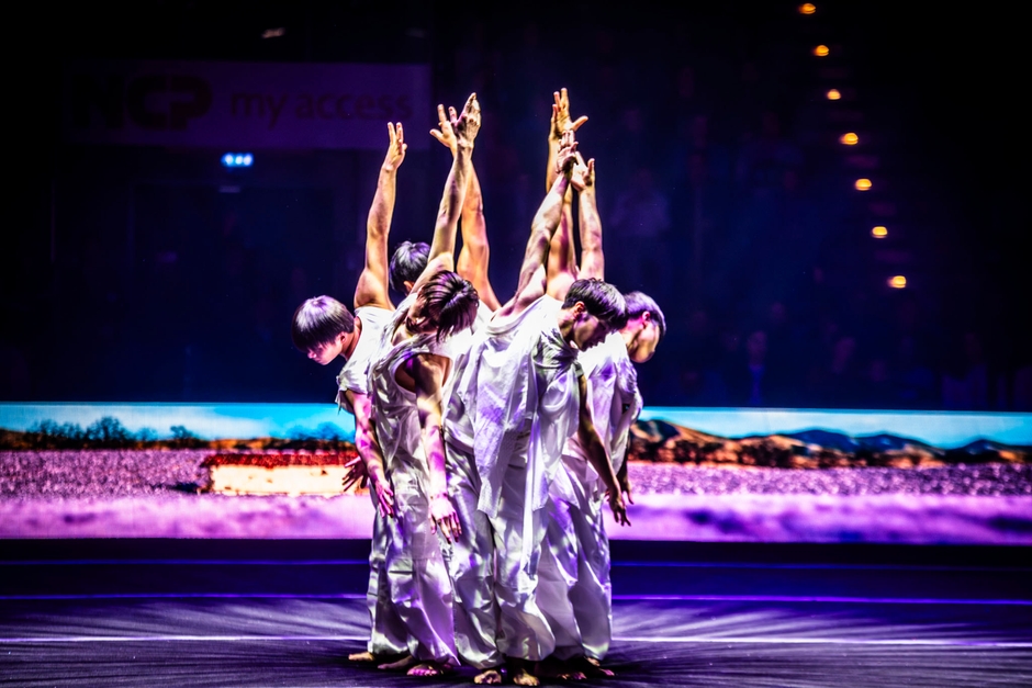 男性的な美しさをアピールした集団演技(©Daniel Heydt)