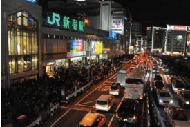 3.11当日の新宿駅付近（東京都帰宅困難者対策ハンドブックより）