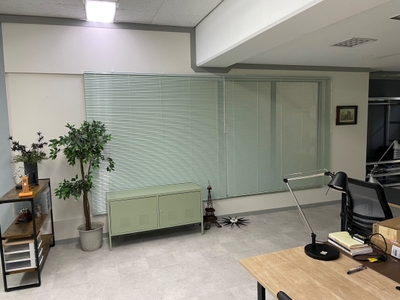 主人公が勤めるデザイン会社のセット(2)