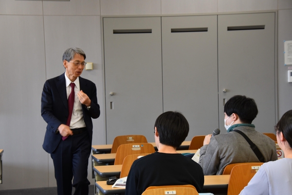 学生からの質問に答える小原特任教授