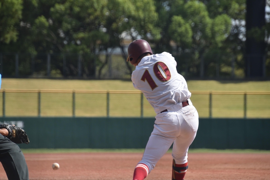 ２点目のタイムリー放つ山蔭主将