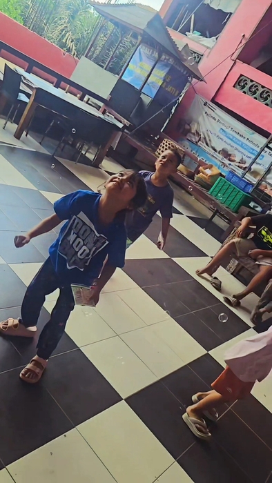 寄付したシャボン玉で遊ぶ子どもたち