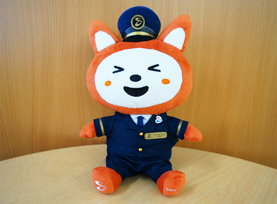 制服着用Ver.「そうにゃんぬいぐるみ」を販売【相模鉄道