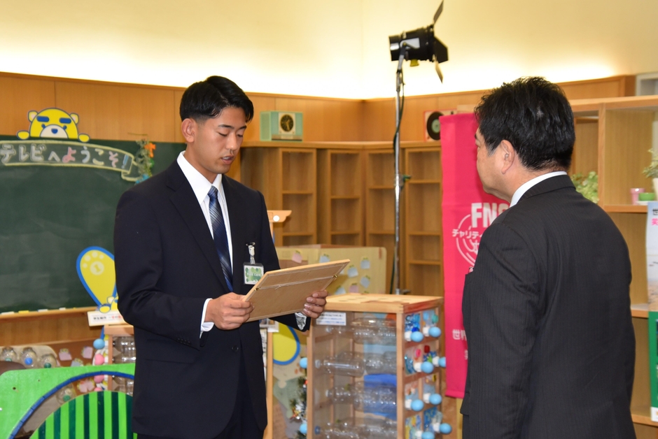 目録を手渡す池村投手