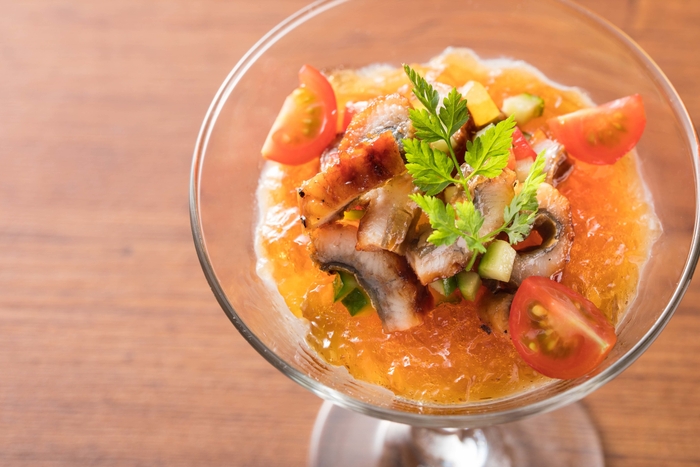 アーモンドミルクのブランマンジェと鰻 夏野菜とコンソメのジュレ