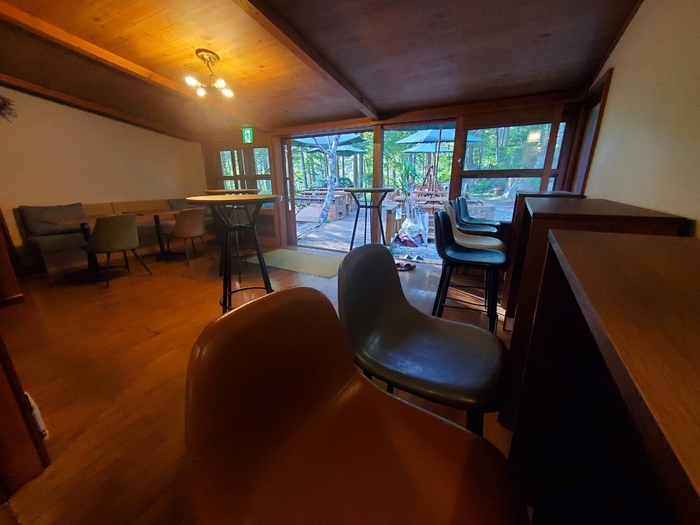 菱野の森のカフェ&バー時刻表のない待合室