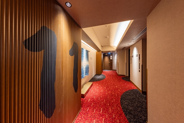 ＜客室階エレベータホール＞ 手書きのフロア案内