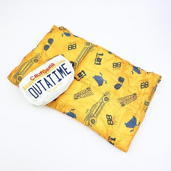 バックトゥザフューチャー40周年！さりげないデロリアン柄がおしゃれなポーチ付きブランケット