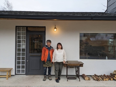 社長 お店前
