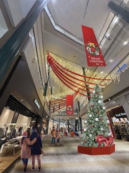▲メイン装飾:KUZUHA MALL本館ミドリモール1F モールアベニュー