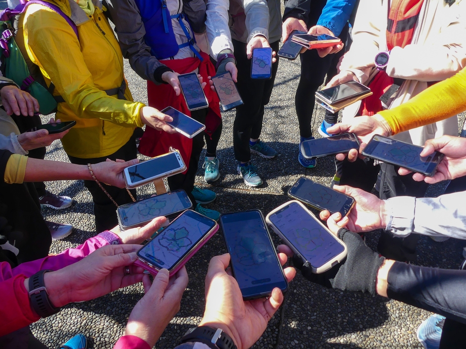 GPSアートを楽しむ様子　スマートフォンに映し出されたGPSアートの軌跡